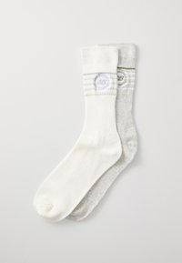 Dos pares de calcetines tipo crew, uno blanco con un logo y rayas en azul claro y otro gris con rayas en gris oscuro y un logo. Material de mezcla de algodón.