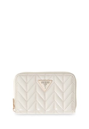 Kremowy pikowany portfel z przeszyciami w zygzak, złotym zamkiem błyskawicznym i trójkątną plakietką z logo Guess USA na środku z przodu.
