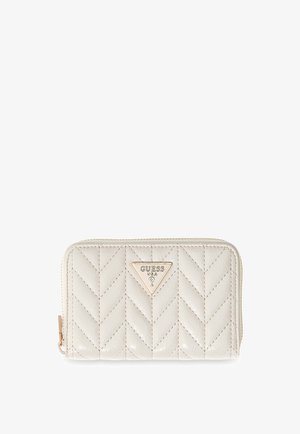 Crème kleurige gewatteerde portemonnee met chevronstiksels, gouden ritssluiting en een driehoekige Guess USA-logo plaatje op de voorkant in het midden.