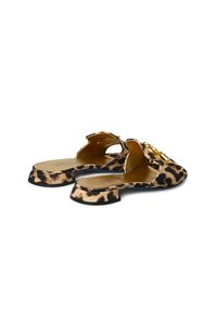 Scarpe slip-on con stampa leopardata e tacco basso. Presentano un retro aperto, punta rotonda e un dettaglio dorato sulla parte superiore.