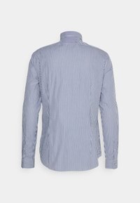Blauw-witte gestreepte langesleeve shirt met een knoopsluiting bij de kraag, met manchetjes met kleine knopen en een getailleerde pasvorm. Zachte stoftextuur.