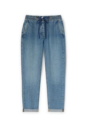 Pantalones jogger de denim azul claro con cintura elástica, cierre con cordón, bolsillos laterales y dobladillos acampanados. Textura suave.