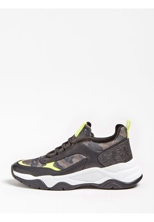 Baskets camouflage noires et grises avec des accents jaune néon, détail talon pailleté noir et semelle épaisse blanche sur fond blanc.