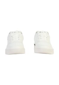 Paire de baskets blanches basses propres avec lacets, vue de face sur un fond blanc.