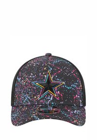 Casquette noire ornée d'un motif éclaboussé coloré. Un emblème étoile en broderie multicolore est centré à l'avant.