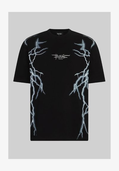 T-shirt nera a maniche corte con grafiche a forma di fulmine blu elettrico su entrambi i lati, con un logo sopra la zona del petto sinistro.