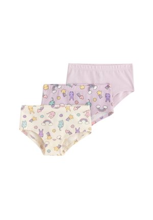 Drei Paare Baumwollunterwäsche: eine einfarbige lavendelfarbene, eine weiße mit bunten Mustern und eine blasslila mit verschiedenen verspielten Designs.