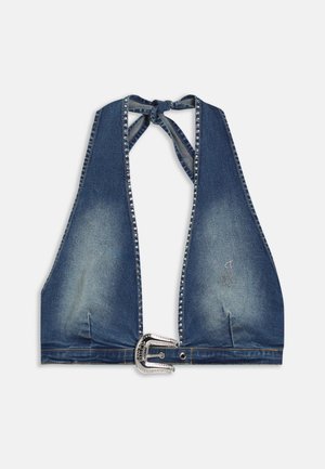 Denim halter top s dubokim V-izrezom, metalnim ukrasima i velikim ukrasnim kopčanjem na struku. Lagani detalji izblijeđenja.