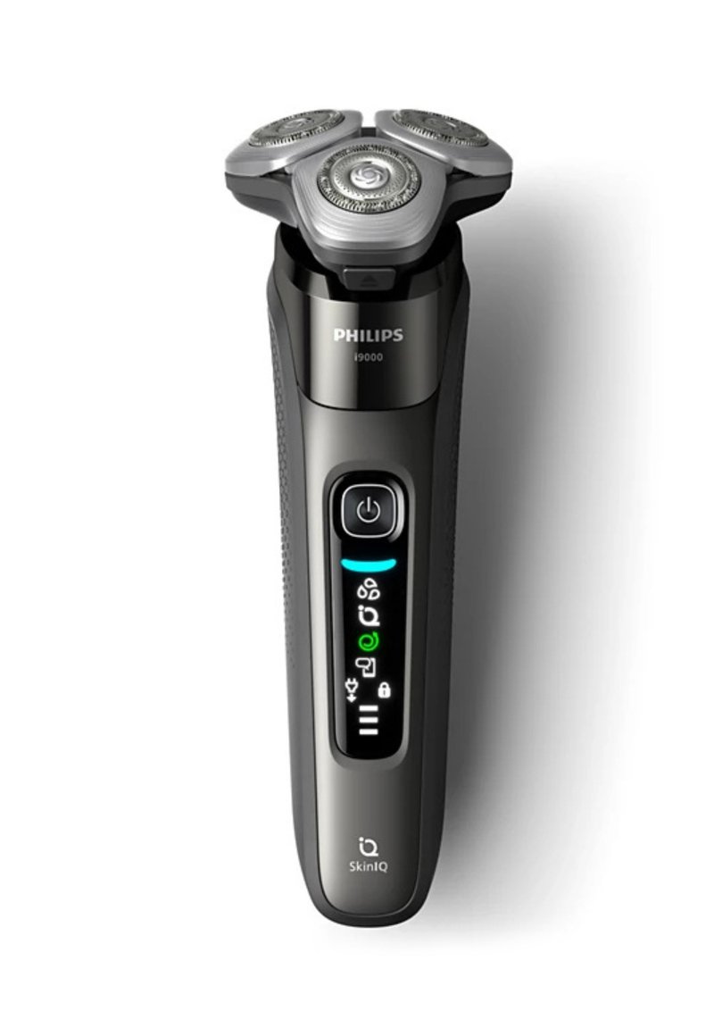 De Philips i9000 elektrische scheerapparaat heeft een slank zwart lijf, drie zilveren roterende koppen, een verlichte bedieningspaneel en een geprofileerde grip.