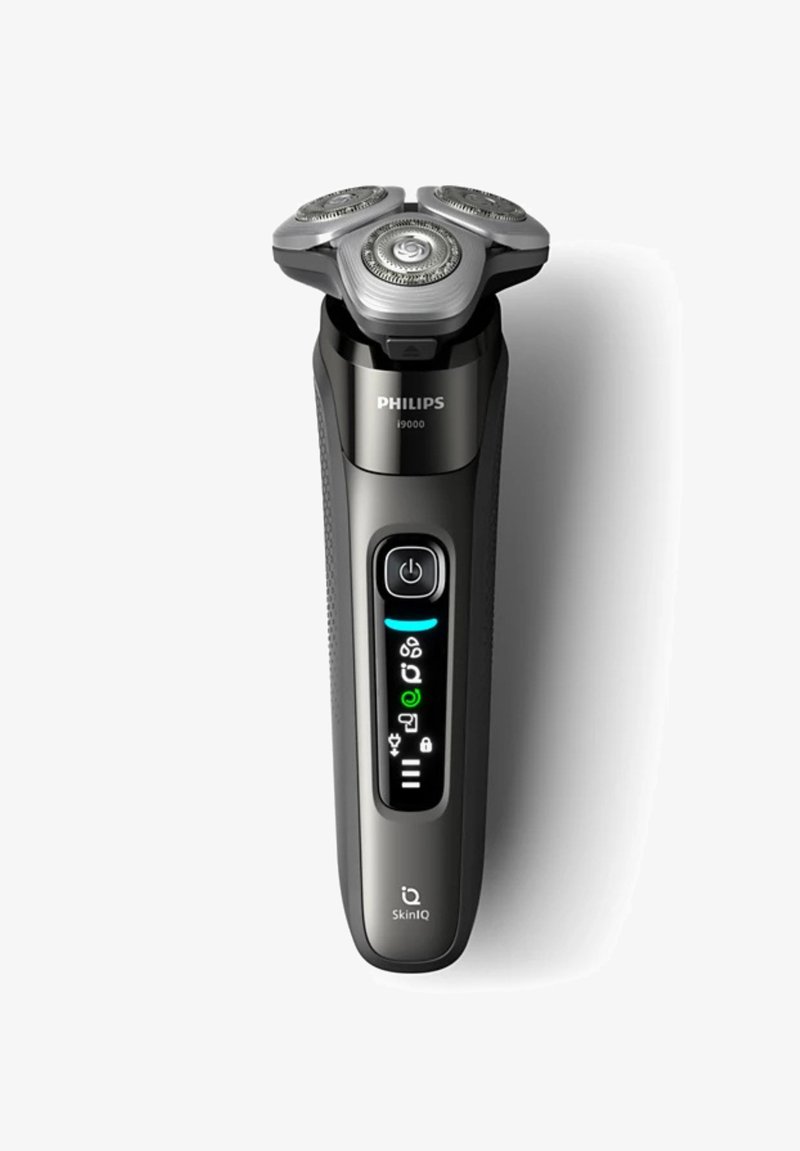 De Philips i9000 elektrische scheerapparaat heeft een slank zwart lijf, drie zilveren roterende koppen, een verlichte bedieningspaneel en een geprofileerde grip.