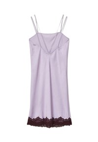 Abito da sera in satin lilla con spalline doppie e bordo in pizzo scuro lungo l'orlo.