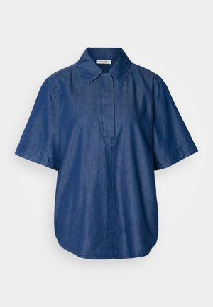 Chemise en denim à manches courtes de couleur bleu foncé, avec un col classique, une coupe décontractée et une patte de boutonnage à l'avant sans fermeture visible. Texture lisse.