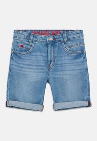 Shorts in denim di colore blu chiaro con risvolti, design a cinque tasche e branding rosso lungo l'orlo in vita. Leggera scoloritura e dettagli di cucitura.