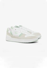 Zapatillas blancas y verde claro con parte superior de cuero y ante, diseño de cordones, perforaciones y suela de goma texturizada.