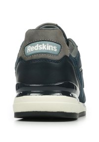 Donker marineblauwe sneaker met grijze accenten, een zachte leren hiel en een gestructureerde mesh bovenkant. Kenmerkt zich door een witte logo op een blauwe label. Gestructureerde zool.