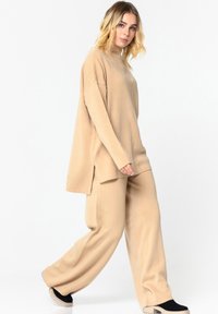 Cesare Gaspari OVERSIZED JUMPER AND PANTS - Trainingspak - beige