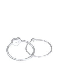 Zwei silberne Ringe, von denen einer in Herzform gestaltet ist, beide mit "925" gestempelt, mit glatten Oberflächen und einem polierten Finish.