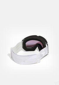 Óculos de esqui com uma faixa em padrão geométrico branco e cinza, acolchoamento preto e lente de tonalidade. Projetados para conforto e clareza.