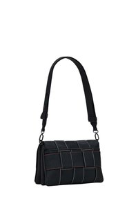 Borsa a tracolla nera in tessuto con motivo intrecciato, cuciture a contrasto in bianco, rosso e marrone, e tracolla regolabile.