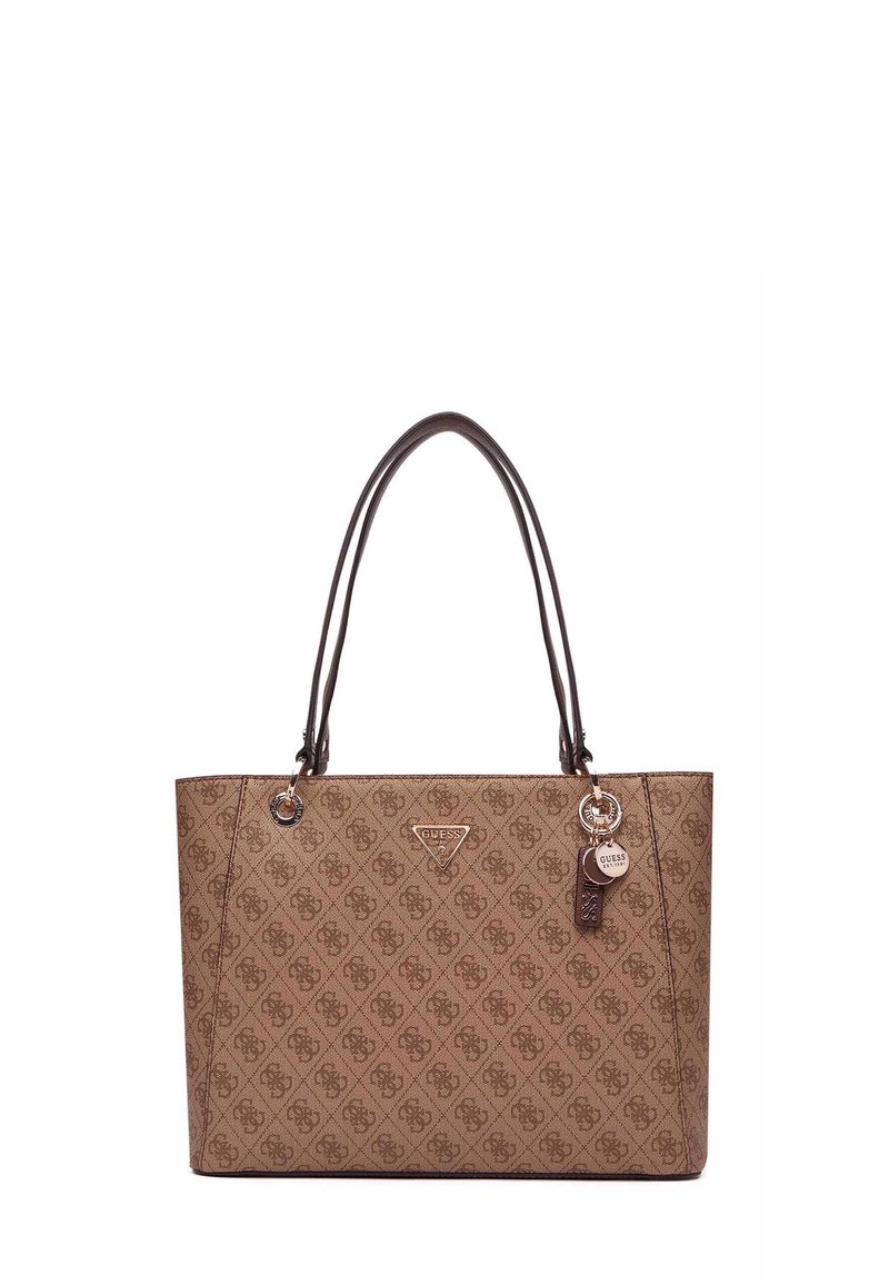 Sac fourre-tout à motif marron avec deux anses d'épaule marron foncé, plaquette de logo et détail de porte-clés décoratif. Texture lisse et forme structurée.
