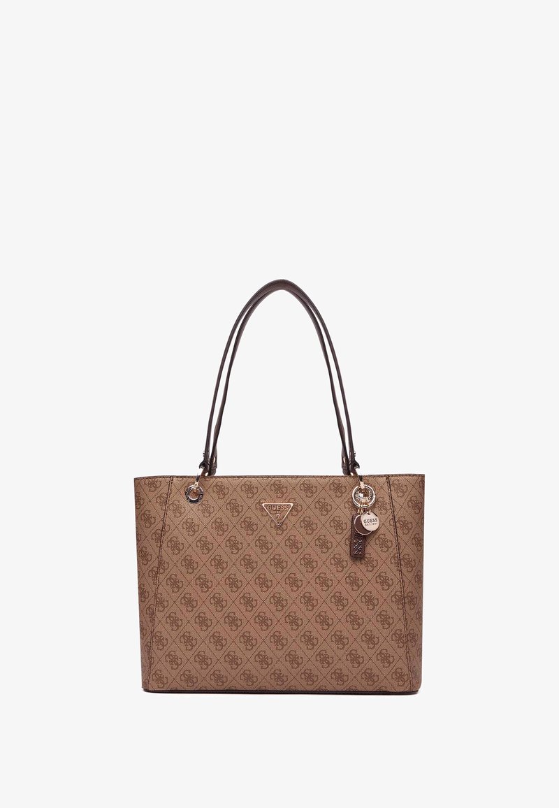 Sac fourre-tout à motif marron avec deux anses d'épaule marron foncé, plaquette de logo et détail de porte-clés décoratif. Texture lisse et forme structurée.