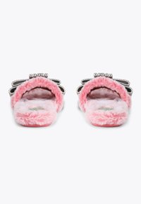 Różowe futrzane klapki o pluszowej teksturze, otwartym nosku, dekoracyjnymi metalowymi detalami oraz z wyściełaną wkładką dla wygody.