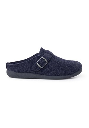 Zoccoli in feltro blu navy con suola sintetica, caratterizzati da una fibbia laterale e un design a punta arrotondata, che offrono un aspetto comodo e informale.