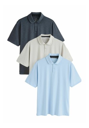 Három összehajtogatott galléros póló sötétszürke, bézs és világoskék színekben, rövid ujjakkal és gallérral.