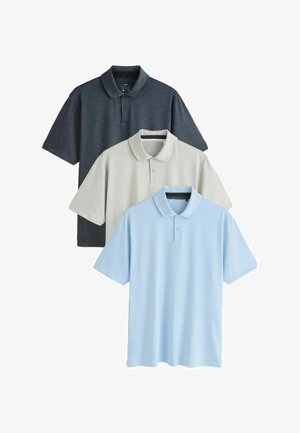 Három összehajtogatott galléros póló sötétszürke, bézs és világoskék színekben, rövid ujjakkal és gallérral.