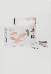 Lunettes de lumière rouge en plastique blanc avec une lumière rose. Comprend un câble de charge, des sangles ajustables et une boîte avec des détails et images du produit.