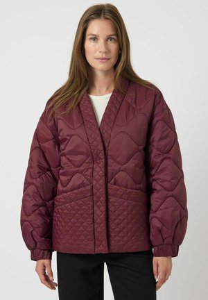 Bordeaux gewatteerde jas met een V-hals, oversized silhouet, geometrisch patroon en voorzakken; heeft puffy mouwen en een soepele stofstructuur.