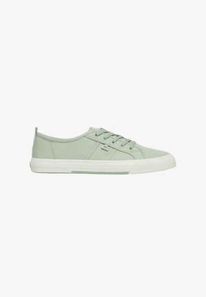 Niskie sneakersy sznurowane, wykonane z matowej zielonej tkaniny płóciennej z białą gumową podeszwą i teksturowanym noskiem, widoczne z zewnętrznej strony.