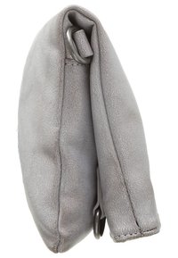 Valkoinen tausta, jossa on taiteltu harmaa nahkapussi, johon on liitetty hopeinen metallilenkki yläkulmasta.