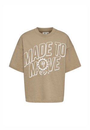 Beige oversized T-shirt met witte "MADE TO MOVE" tekst en een tekenfilm zon-personage dat vooraan in het midden loopt.
