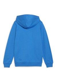 Sweat-shirt à capuche bleu avec une texture lisse, des poignets et un ourlet côtelés. Il présente une seule couture au dos et aucun design ou accent supplémentaire.