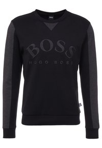 Svart sweatshirt med mörkgrå ärmdetaljer, med en präglad "BOSS"-logotyp på framsidan, rund hals och ribbade muddarna.
