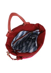 Bolso de tela rojo con dos asas, que presenta un interior a rayas azul y blanco, y un compartimento con cremallera.