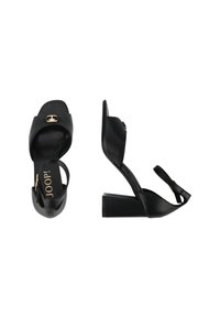 Zwarte hoge hakken sandalen met een brede band en enkelband, voorzien van een gouden logo accent. De hak is blokvormig en textuurachtig.