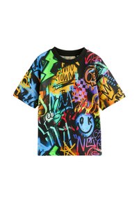 Rövid ujjú póló színes graffiti mintával, zöld, kék, sárga, narancs és piros kiegészítőkkel, fekete nyakkal és laza szabással.