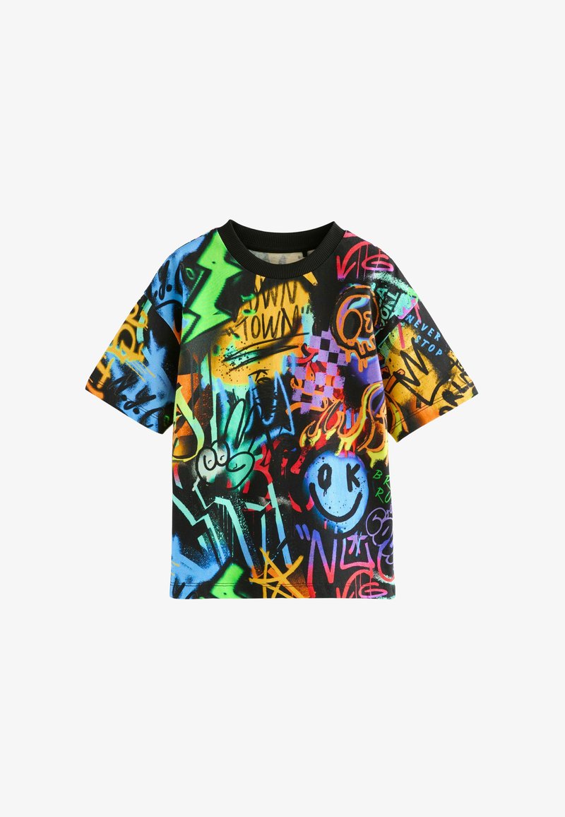 Kortærmet T-shirt lavet af letvægtsstof, med et flerfarvet graffiti-mønster med sorte accenter og en rund halsudskæring.