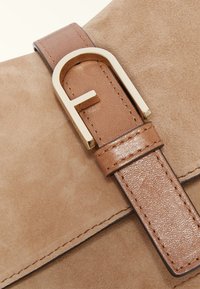 Furla FLOW MINI DESERTO - Borsa a mano - marrone