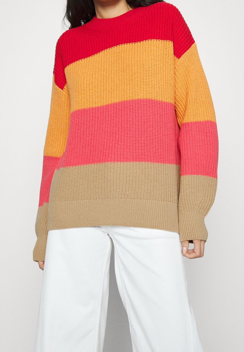 Mehrfarbiger Strickpullover mit horizontalen Streifen in Rot, Orange, Pink und Beige, lockerer Passform sowie geripptem Halsausschnitt und Bündchen.