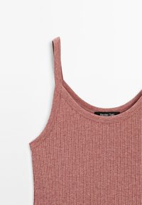 Top senza maniche a costine in morbido tessuto mauve. Presenta un collo rotondo e spalline sottili con un'etichetta che mostra "Massimo Dutti."