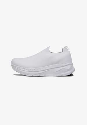 Sneaker bianca slip-on con tomaia in maglia, suola imbottita e linguetta sul tallone, mostrata dal lato destro su sfondo bianco.