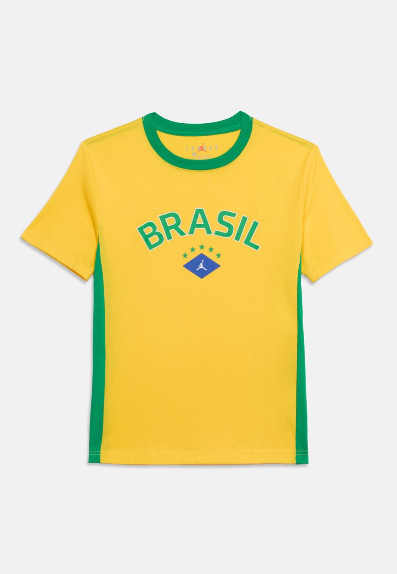 T-shirt de sport jaune et vert à manches courtes avec le texte "BRASIL", cinq étoiles et un logo diamant bleu avec une silhouette blanche d’un joueur de basket.