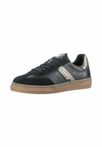 Černé semišové a metalické sneakersy s hladkým šedým pruhem, kulatou špičkou, šesti dírkami a gumovou podrážkou. Stříbrné prvky na patě.