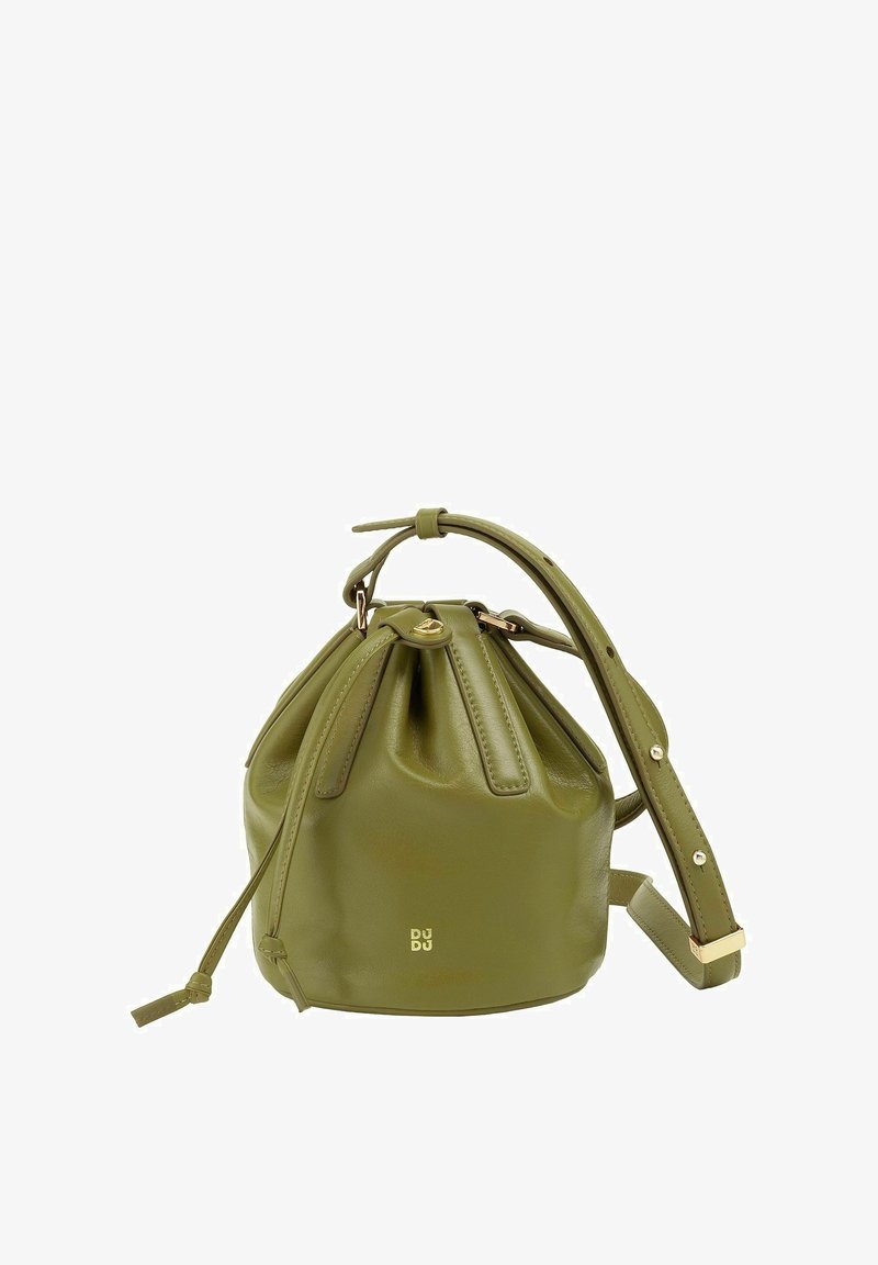 Borsa a secchiello in pelle verde oliva con cima arricciata, tracolla regolabile, finiture in oro e logo impresso sul fronte.