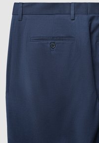 Marineblaue maßgeschneiderte Hose mit einem strukturierten Karomuster, einer Gesäßtasche mit einem schwarzen Knopf und einer glatten Oberfläche.