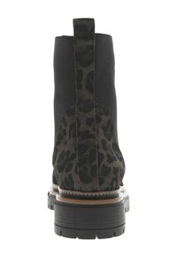 Bottines noires avec un panneau en imprimé léopard texturé, des inserts latéraux élastiques, et une semelle en caoutchouc épaisse au design superposé.