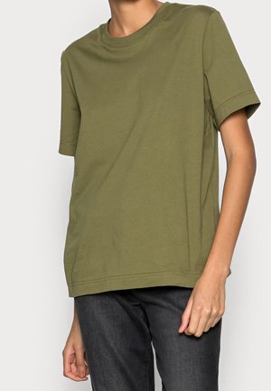 T-shirt in cotone verde oliva con maniche corte, scollatura rotonda e vestibilità morbida. Design semplice, texture liscia, senza motivi o accenti.